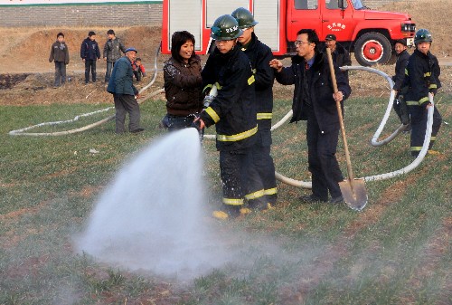 2月4日,消防戰(zhàn)士利用消防水罐車給農(nóng)民沒有灌溉條件的麥田澆水。新華社發(fā)(張曉理 攝)