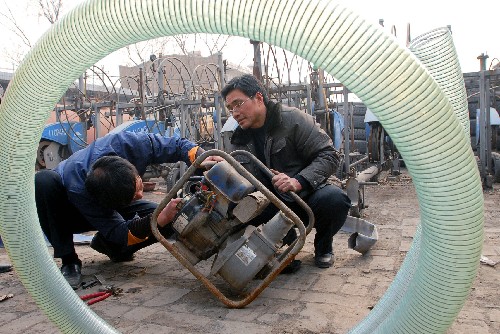 2月5日,臨汾市襄汾縣抗旱服務隊的工作人員在檢修水泵。新華社發(fā)