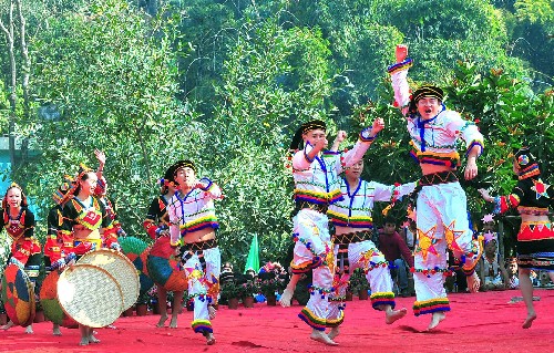 2月6日,鄉(xiāng)村演員表演基諾族原生態(tài)舞蹈。新華社記者 陳海寧攝