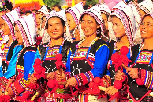 2月6日,身著節(jié)日盛裝的基諾族婦女參加慶典活動(dòng)。新華社記者 陳海寧攝