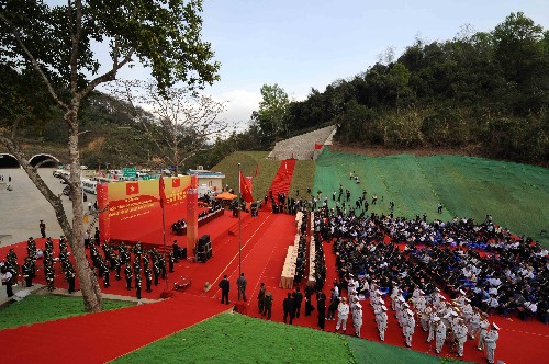 2月23日拍攝的慶祝中越陸地邊界勘界立碑圓滿結(jié)束的儀式現(xiàn)場(chǎng)。新華社記者 周華 攝