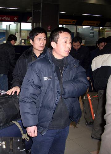 羅馬尼亞最后一批遭遇身份問題的中國工人順利回國 2月23日,在羅馬尼亞首都布加勒斯特北郊的科安德國際機場候機大廳,部分中國建筑工人正在等待辦理登機手續(xù)。當(dāng)天上午,50多名河北籍工人分兩批登上了回國的航班。至此,因務(wù)工居留手續(xù)出問題而在羅馬尼亞“非法滯留”的300多名吉林、江蘇和河北省務(wù)工人員基本都順利回國。去年底開始,這些工人頻繁前往我駐羅使館請愿。工人們反映,他們來羅務(wù)工半年多,雇主未能及時為大家辦妥合法務(wù)工和居留手續(xù),使許多人實際上成了“黑工”。此外,工人到羅后實際領(lǐng)取的工資與國內(nèi)派出單位當(dāng)初的承諾有出入,羅方雇主克扣和拖欠工資的情況時有發(fā)生。工人們要求國內(nèi)勞務(wù)公司退還“中介費”,盡快安排他們回國。新華社記者陳進攝