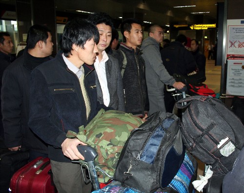 2月23日,在羅馬尼亞首都布加勒斯特北郊的科安德國際機場候機大廳,部分中國建筑工人正在等待辦理登機手續(xù)。新華社記者陳進攝