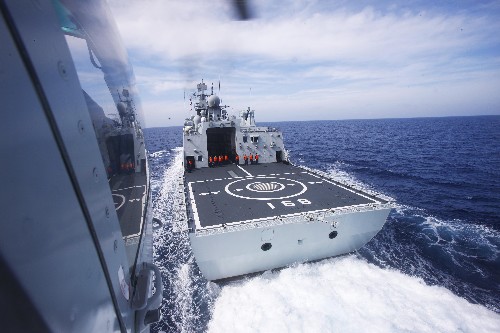 艦載直升機(jī)正在著向“廣州”艦(2月23日攝)。新華社記者 查春明 攝