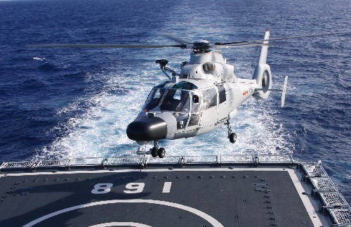 艦載直升機(jī)正在著向“廣州”艦飛行甲板(2月23日攝)。新華社記者 查春明 攝