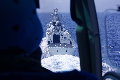 艦載直升機(jī)正在準(zhǔn)備著艦(2月23日攝)。新華社記者 查春明 攝