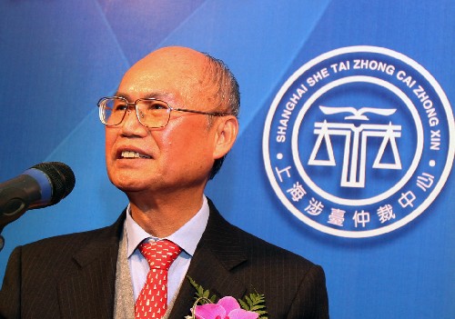 2月25日,上海市臺資企業(yè)協(xié)會會長李茂盛在上海涉臺仲裁中心成立揭牌儀式上致辭。新華社記者 劉穎 攝