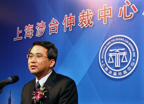 2月25日,上海涉臺仲裁中心臺灣地區(qū)仲裁員蔡世明代表中心首批仲裁員在揭牌儀式上講話。新華社記者 劉穎 攝