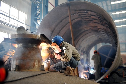 2月25日,電焊工人在寧夏神華寧煤集團(tuán)煤化工項(xiàng)目車間加緊施工。 寧夏回族自治區(qū)政府今年將投資320億元,加快寧東能源化工基地建設(shè)步伐,以應(yīng)對(duì)當(dāng)前國(guó)際金融危機(jī)和國(guó)內(nèi)外市場(chǎng)需求變化對(duì)當(dāng)?shù)亟?jīng)濟(jì)發(fā)展帶來的不利影響。 新華社記者劉泉龍攝
