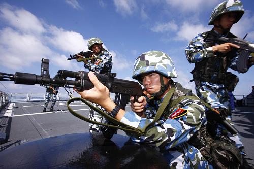 隨艦參演的海軍特戰(zhàn)隊員迅速在警戒位置展開戰(zhàn)術(shù)動作(2月22日攝)。2月22日,赴巴基斯坦參加“和平-09”海上多國聯(lián)合軍事演習(xí)的“廣州”號驅(qū)逐艦在南海進行了反海盜演練。 22日14時40分,演習(xí)戰(zhàn)斗警報響起。隨后,指揮所下達反海盜一級部署。10名海軍特戰(zhàn)隊員和30名艦員立即沖向各自警戒位置,迅速展開戰(zhàn)術(shù)動作。按照指揮所反海盜演練預(yù)案,各戰(zhàn)斗小組對來襲目標(biāo)進行了喊話、預(yù)警和高壓水槍阻攔等演練。新華社記者 查春明 攝