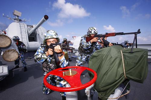 隨艦參演的海軍特戰(zhàn)隊員迅速在警戒位置展開戰(zhàn)術(shù)動作(2月22日攝)。新華社記者 查春明 攝