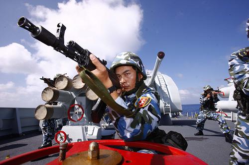 隨艦參演的海軍特戰(zhàn)隊員迅速展開戰(zhàn)術(shù)動作(2月22日攝)。 新華社記者 查春明 攝