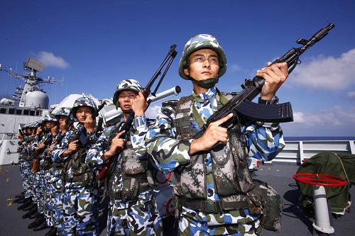 這是隨艦參演的海軍特戰(zhàn)隊員(2月22日攝)。新華社記者 查春明 攝