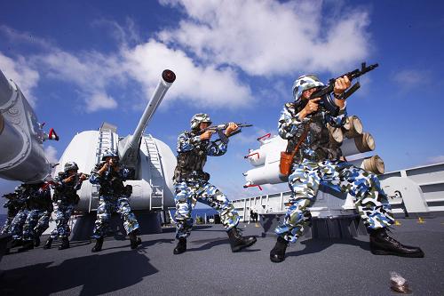 隨艦參演的海軍特戰(zhàn)隊員迅速展開戰(zhàn)術(shù)動作(2月22日攝)。 新華社記者 查春明 攝