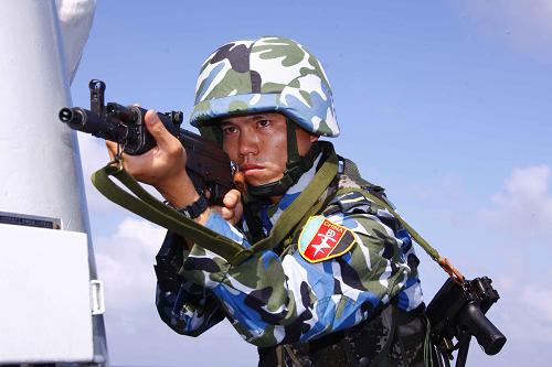這是隨艦參演的海軍特戰(zhàn)隊員(2月22日攝)。新華社記者 查春明 攝