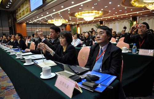 2月26日,由中國通信標(biāo)準(zhǔn)化協(xié)會、中國電子工業(yè)標(biāo)準(zhǔn)化技術(shù)協(xié)會與華聚產(chǎn)業(yè)共同標(biāo)準(zhǔn)推動基金會共同主辦的第五屆海峽兩岸信息產(chǎn)業(yè)技術(shù)標(biāo)準(zhǔn)論壇在重慶開幕,來自兩岸的信息產(chǎn)業(yè)專家學(xué)者、企業(yè)代表和各方面人士300多人與會。 新華社記者楊磊攝