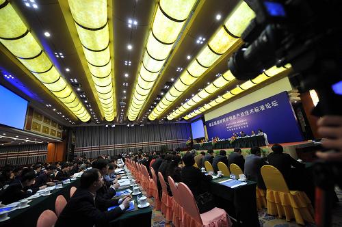 2月26日,由中國通信標(biāo)準(zhǔn)化協(xié)會、中國電子工業(yè)標(biāo)準(zhǔn)化技術(shù)協(xié)會與華聚產(chǎn)業(yè)共同標(biāo)準(zhǔn)推動基金會共同主辦的第五屆海峽兩岸信息產(chǎn)業(yè)技術(shù)標(biāo)準(zhǔn)論壇在重慶開幕,來自兩岸的信息產(chǎn)業(yè)專家學(xué)者、企業(yè)代表和各方面人士300多人與會。 新華社記者楊磊攝