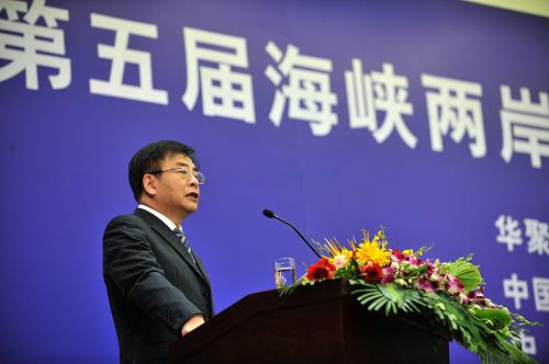 2月26日,重慶市市長王鴻舉在論壇上發(fā)言。新華社記者楊磊攝
