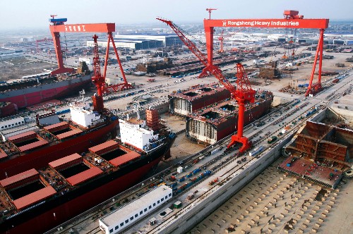 2月26日,南通熔盛重工的碼頭上一條大型油輪正在等待交付。新華社記者 姜帆 攝