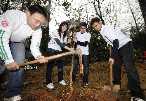 3月12日,幾名大學(xué)生在湖南省森林植物園義務(wù)植樹。 當日是植樹節(jié), 長沙市民來到湖南省森林植物園開展全民義務(wù)植樹主題活動。據(jù)了解,到2008年底,湖南省森林覆蓋率55.86%,城市綠化覆蓋率達到35.58%,人均公共綠地達到7.63平方米。 新華社記者 龍弘濤 攝