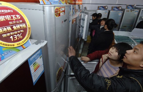 3月15日,安徽省肥西縣嚴(yán)店鄉(xiāng)的農(nóng)民在挑選“下鄉(xiāng)”家電。新華社記者李健攝