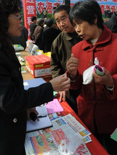 3月17日,在河北省定州市東亭鎮(zhèn)農(nóng)資超市廣場(chǎng),當(dāng)?shù)刭|(zhì)監(jiān)工作人員正在向農(nóng)民介紹如何選購化肥。新華社記者 王民 攝