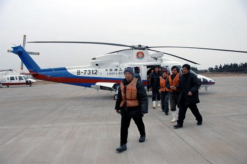 3月19日,獲救漁民安全抵達山東蓬萊飛行救助基地。