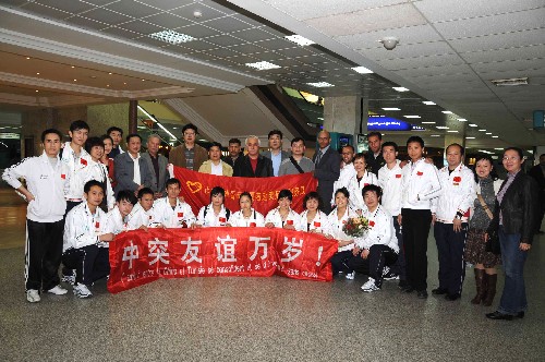3月19日,在突尼斯首都突尼斯城機(jī)場(chǎng),中國(guó)貴州省第二期援外青年志愿者與前來(lái)迎接的突尼斯有關(guān)部門(mén)官員、中國(guó)駐突尼斯使館、中資機(jī)構(gòu)代表及第一期志愿者合影。新華社記者劉順攝