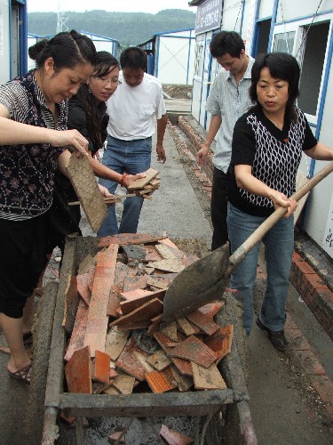四川省江油市的黨員服務隊隊員在板房社區(qū)勞動(3月3日攝)。新華社發(fā)(廖伯遜 攝)