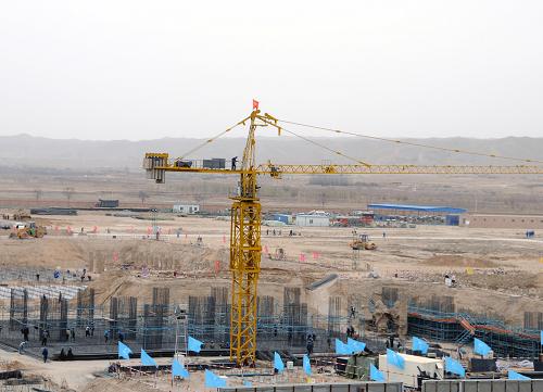 3月22日,施工人員正在華電寧夏靈武發(fā)電有限公司施工現(xiàn)場緊張作業(yè)。新華社記者 羅博攝