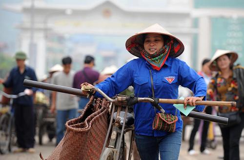 越南邊民準(zhǔn)備進(jìn)入河口口岸進(jìn)行邊境貿(mào)易(3月21日攝)。新華社記者 藺以光攝