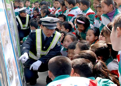 3月30日,民警在運城市人民路小學(xué)給孩子們講解道路交通安全知識。