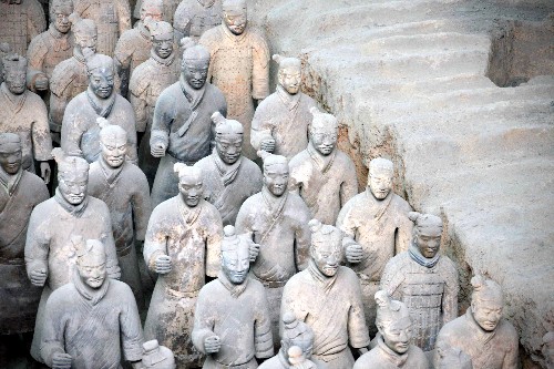 在陜西秦始皇兵馬俑博物館,修復(fù)站立30載的兵馬俑依然威風(fēng)凜凜(2月21日攝)。 2009年是秦始皇兵馬俑發(fā)掘后修復(fù)站立整整30年的“而立”之年。1974年3月,秦始皇兵馬俑以“粉身碎骨”的方式突然被發(fā)現(xiàn)面世。經(jīng)過考古工作人員的修復(fù),1979年10月秦始皇兵馬俑博物館開館時(shí),數(shù)百件兵馬俑終于以站立的姿態(tài)迎接世人。 新華社記者 張燕輝 攝