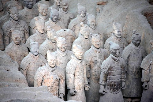 在陜西秦始皇兵馬俑博物館,修復(fù)站立30載的兵馬俑依然威風(fēng)凜凜(2月21日攝)。新華社記者 張燕輝 攝