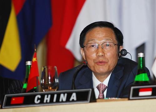5月3日,在印度尼西亞巴厘島,中國財政部部長謝旭人參加東盟10國與中日韓(10+3)三國財長聯(lián)合新聞發(fā)布會。當日,東盟10國與中日韓(10+3)三國財長發(fā)表聯(lián)合公報宣布,規(guī)模為1200億美元的亞洲區(qū)域外匯儲備庫將在今年底前正式成立并運作。根據(jù)公報提供的數(shù)據(jù),在亞洲區(qū)域外匯儲備庫中,包括香港在內(nèi)的中國出資比例為32%。新華社記者 岳月偉 攝