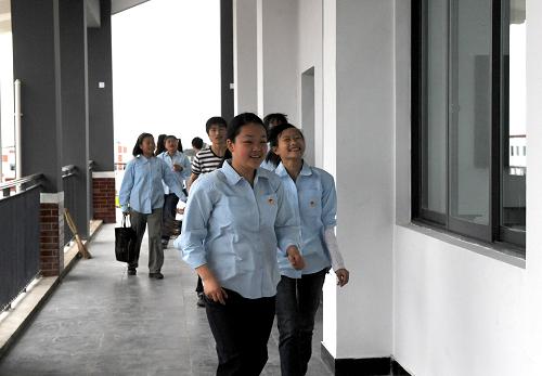 5月9日,綿竹市孝德中學(xué)初三學(xué)生走進(jìn)新校舍。新華社記者 楊磊 攝