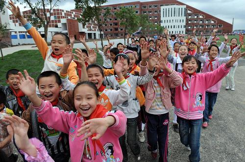 5月9日,綿竹市孝德鎮(zhèn)的學(xué)生在參觀新落成的校園。新華社記者 楊磊 攝