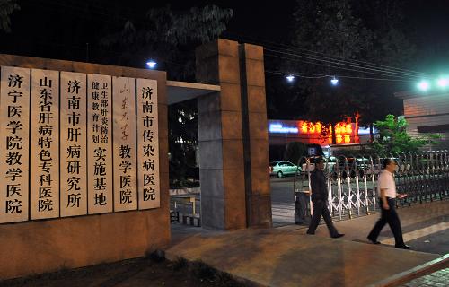 這是5月12日拍攝的患者隔離治療的濟(jì)南市傳染病醫(yī)院。衛(wèi)生部當(dāng)晚通報(bào),5月12日17時(shí),山東省衛(wèi)生廳報(bào)告濟(jì)南市傳染病醫(yī)院發(fā)現(xiàn)1例發(fā)熱病例,根據(jù)臨床表現(xiàn)和實(shí)驗(yàn)室檢驗(yàn)結(jié)果,初步診斷為甲型H1N1流感疑似病例。目前,這名患者已經(jīng)轉(zhuǎn)送至濟(jì)南市傳染病院隔離治療。新華社記者朱崢攝