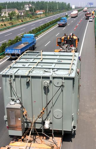 5月22日,安徽500千伏肥東變電站的主變壓器在運(yùn)輸途中經(jīng)過合寧高速公路肥東段。新華社發(fā)(郭晨 攝)