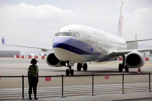 5月22日,一架將進(jìn)庫(kù)接受維修的臺(tái)灣“中華航空公司”客機(jī)停放在維修機(jī)庫(kù)外。新華社記者周磊 攝