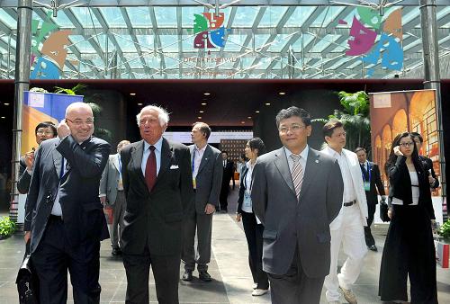 5月22日,與會(huì)代表在參觀國(guó)家大劇院。新華社記者羅曉光攝