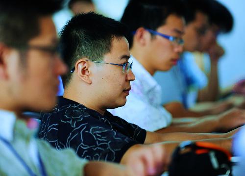 7月20日,福建富士通信息軟件有限公司工程技術(shù)人員在進(jìn)行信息軟件研發(fā)。新華社記者張國(guó)俊攝