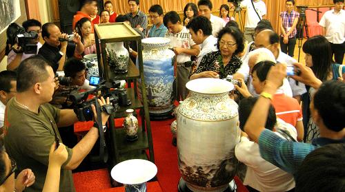 7月20日,觀眾在觀展。當(dāng)日,由中國(guó)古陶瓷工藝美術(shù)大師黃云鵬等主創(chuàng)的“江山如此多嬌——新中國(guó)成立六十周年國(guó)瓷藝術(shù)展”在北京全國(guó)政協(xié)禮堂舉行首展活動(dòng)。展覽共展出作品19件,其中2件是傳統(tǒng)與現(xiàn)代結(jié)合的瓷藝大器,分別為“江山如此多嬌”和“開(kāi)國(guó)大典”,17件為高仿元明清陶瓷藝術(shù)品。新華社記者張燕輝 攝