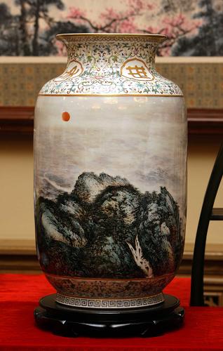 圖為展出的“江山如此多嬌”瓷藝大器(7月20日攝)。新華社記者張燕輝 攝