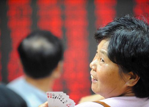 7月20日,股民在北京一家證券營(yíng)業(yè)部關(guān)注股市行情。新華社記者 趙穎全 攝