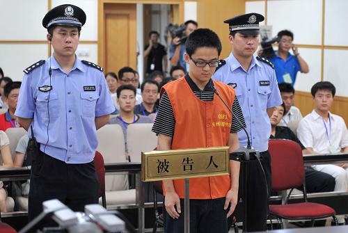 7月20日,被告人胡斌正在被告席上接受審判。當(dāng)天,杭州市西湖區(qū)人民法院對備受公眾關(guān)注的杭州“5.7”交通肇事案進(jìn)行一審判決,被告人胡斌一審被判有期徒刑3年。此前,胡斌親屬與被害人親屬已就民事賠償達(dá)成協(xié)議,胡斌親屬已賠償并自愿補(bǔ)償被害人親屬經(jīng)濟(jì)損失共計人民幣一百一十三萬零一百元。今年5月7日晚8點(diǎn)左右,年僅20歲的胡斌駕駛非法改裝的三菱跑車在杭州繁華的街頭與朋友“飆車”,將看完電影、正在穿過斑馬線回家的25歲青年譚卓當(dāng)場撞死。事件發(fā)生后,“富家子弟”胡斌飆車撞死譚卓的交通肇事案引發(fā)公眾高度關(guān)注。 新華社記者王定昶攝