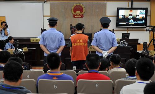 7月20日,被告人胡斌正在被告席上接受審判。新華社記者王定昶攝