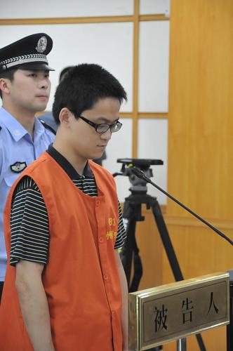 7月20日,被告人胡斌正在被告席上接受審判。新華社記者方益波攝