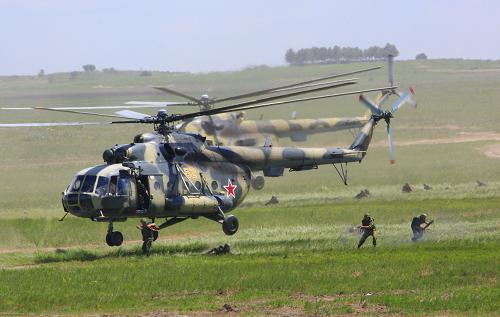 7月21日,俄方特種兵乘直升機(jī)進(jìn)行機(jī)降。新華社記者 查春明 攝