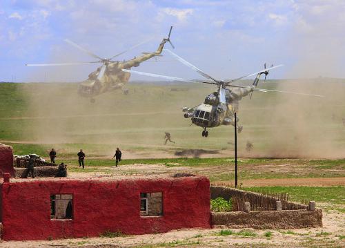 7月21日,俄方特種兵乘直升機(jī)進(jìn)行機(jī)降。新華社記者 查春明 攝
